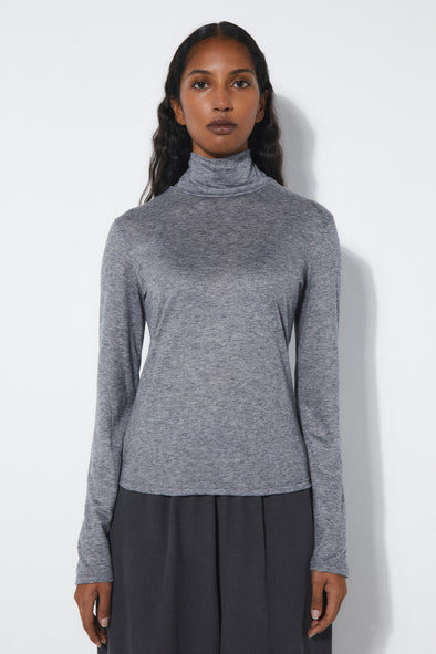 harvest-club-leuven-2606-ca-gr_tilda_t-shirt_grey_rita_row_women_aw25_1