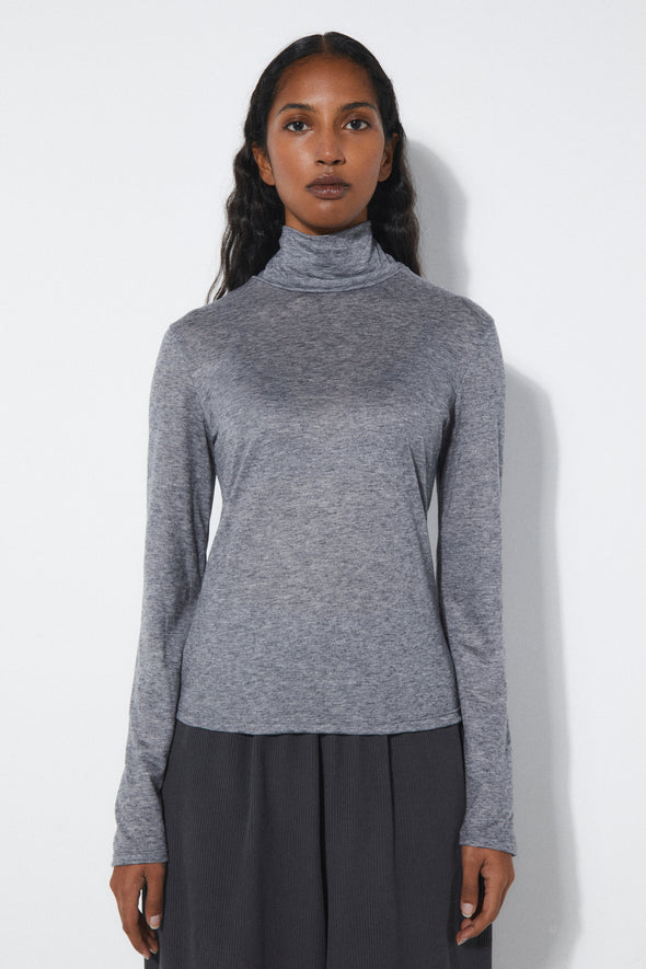 harvest-club-leuven-2606-ca-gr_tilda_t-shirt_grey_rita_row_women_aw25_1