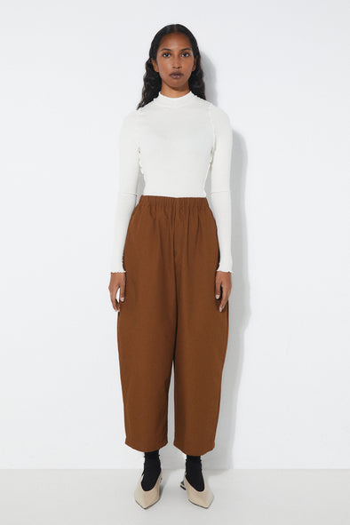 harvest-club-leuven-2665-pa-ta_turin_pants_tobacco_rita_row_women_aw25_5