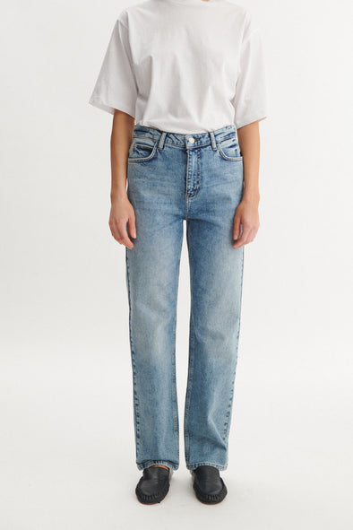 harvestclub-harvest-club-leuven-basicapparel-basic-apparel-enya-jeans-stonewashed-denim-3
