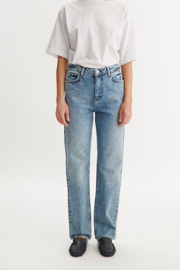 harvestclub-harvest-club-leuven-basicapparel-basic-apparel-enya-jeans-stonewashed-denim-3