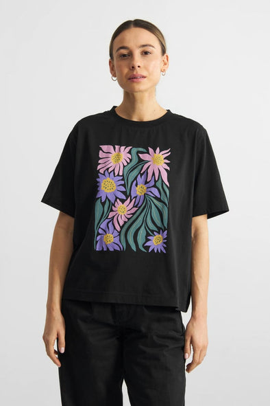 harvestclub-harvest-club-leuven-dedicated-vadstena-t-shirt-daisy-block-black-3