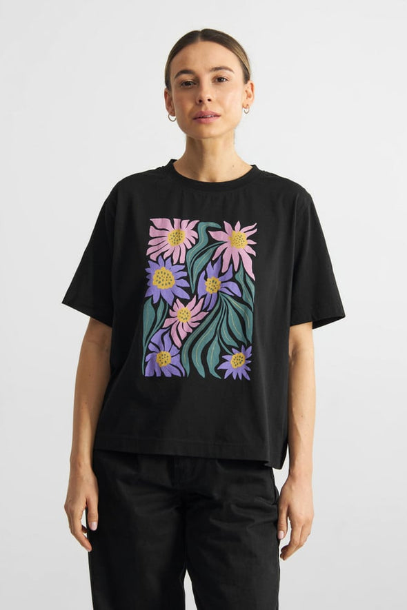 harvestclub-harvest-club-leuven-dedicated-vadstena-t-shirt-daisy-block-black-3