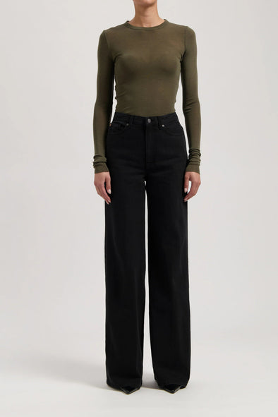 harvestclub-harvest-club-leuven-mudjeans-mud-jeans-women-sustainable-jeans-sara-high-loose-nero-nero-full-body-front-winter