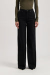harvestclub-harvest-club-leuven-mudjeans-mud-jeans-women-sustainable-jeans-sara-high-loose-nero-nero-half-body-front-winter