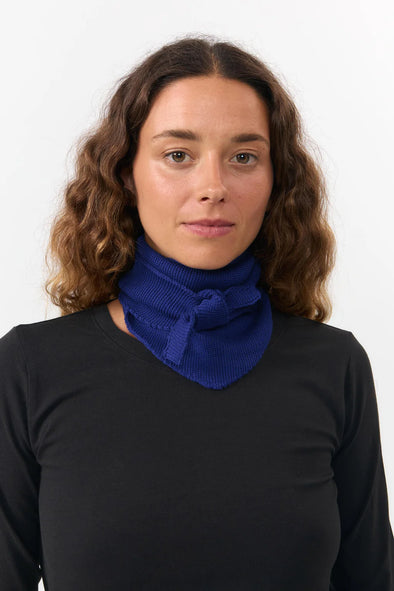harvestclub-harvest-club-leuven-suite13-aw25-alma-scarf-royal-blue-2